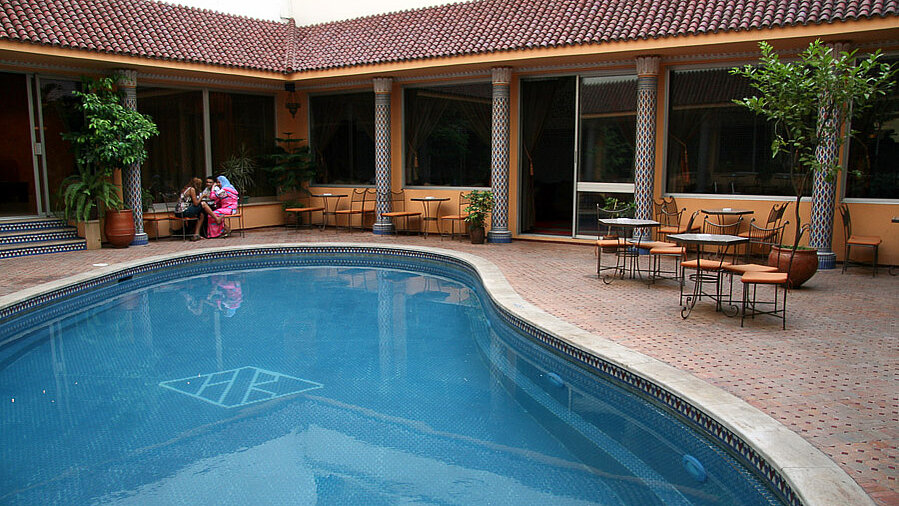 Pool im Innenhof des Hotel Rif in Meknès