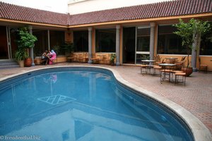 Pool im Innenhof des Hotel Rif