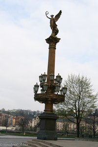 Statue auf dem Platz beim Rudolfinum