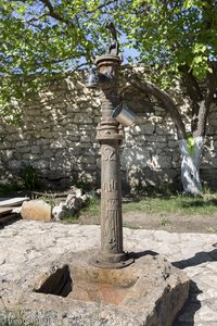 Schwengelpumpe im Garten des das Orheiul Vechi Klosters auf dem Butuceni-Hügel