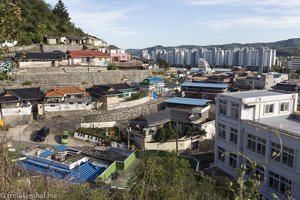 Blick vom Oglyeonsa Tempel auf das Seongjingol Mural Village