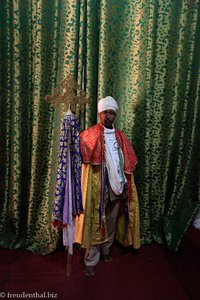 Priester mit einem Axuminischen Kreuz in der Bete Emmanuel in Lalibela