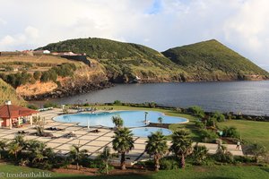 Blick über die Poollandschaft zum Monte do Brasil