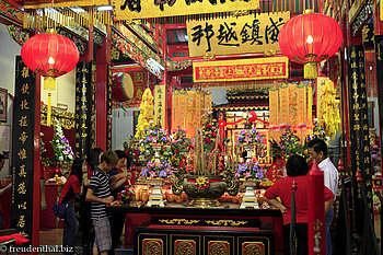 Bunter chinesischer Tempel in Kuching