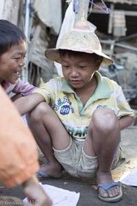 kleiner Junge im Dorf am Irrawaddy