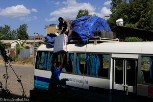 der Bus wird abgeladen bei Gondar