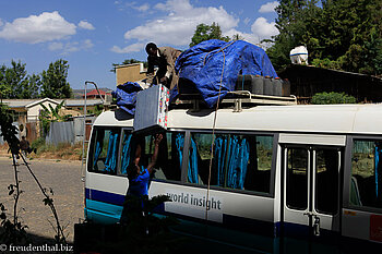 der Bus wird abgeladen bei Gondar