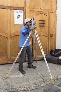 Kolumbianer bei der Vermessung in Popayán.