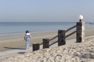 Anne beim Strandspaziergang im Rotana Resort