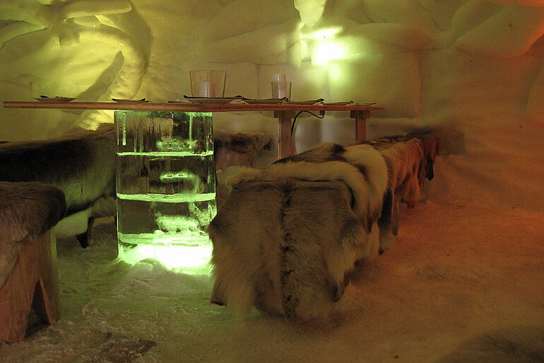 Fellsitze im Restaurant der Iglu Lodge Fellsitze im Restaurant der Iglu Lodge