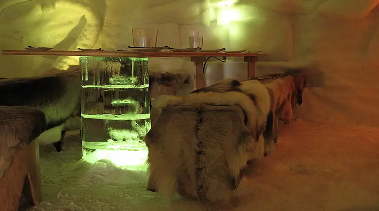 Fellsitze im Restaurant der Iglu Lodge