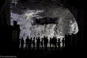 Schattenspiel in der Salzmine von Nemocón