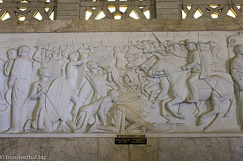 In der Heldenhalle stellen 27 Marmorreliefs die Geschichte des Trecks dar.