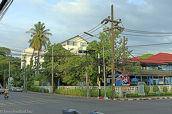 Blick zum Hotel Sino House (hinter der Palme)