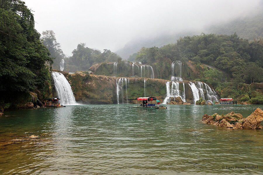 Blick von Vietnam auf die Hauptkaskade der Bản‑Giốc‑Wasserfälle
