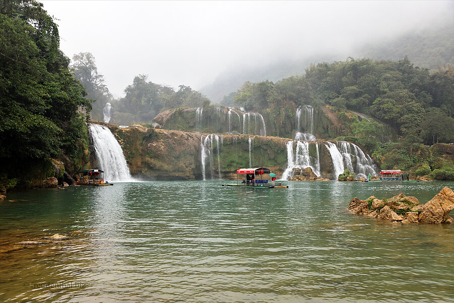 Blick von Vietnam auf die Hauptkaskade der Bản‑Giốc‑Wasserfälle