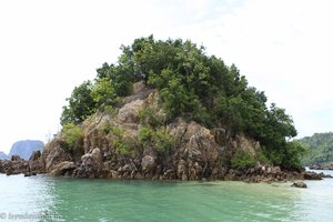 der mit der Insel fast verbundene Felsen