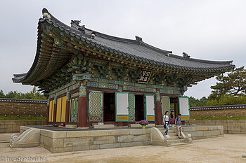 Kleiner Tempel bei der siebenstöckigen Steinpagode
