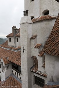 Verspielte Kamine und Türme beim Schloss Bran in Transsylvanien