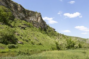 Blick zum Höhlenkloster von Orheiul Vechi von der Pestere-Landzunge aus.