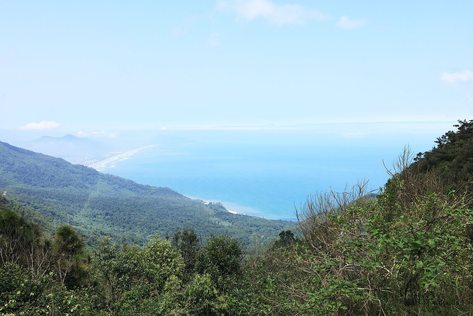Aussicht vom Wolkenpasse Hải Vân zur Lang Co bay von Vietnam