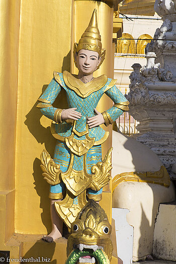fröhlicher Nat in der Shwedagon-Pagode in Yangon