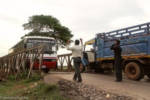 kommt der Bus am LKW vorbei ? - Fahrt Siem Reap