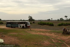 ungewisser Umweg übers Feld nach Siem Reap