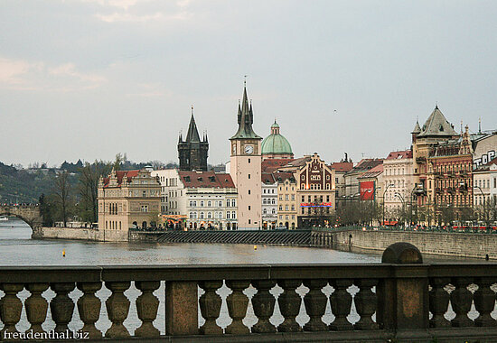 Ansicht von der Prager Altstadt mit dem Turm auf der Karlsbrücke 