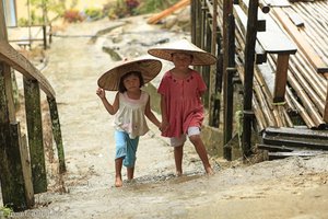 Hut als Regenschirm - Iban Mädchen