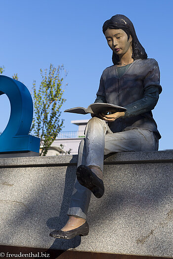 Frau beim Lesen in der Gyeongui Line Book Street