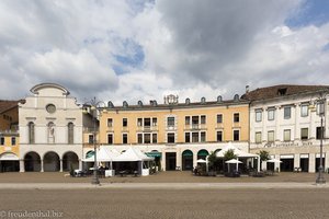 Reihe eleganter Wohnhäuser in typisch venezianischer Bauweise