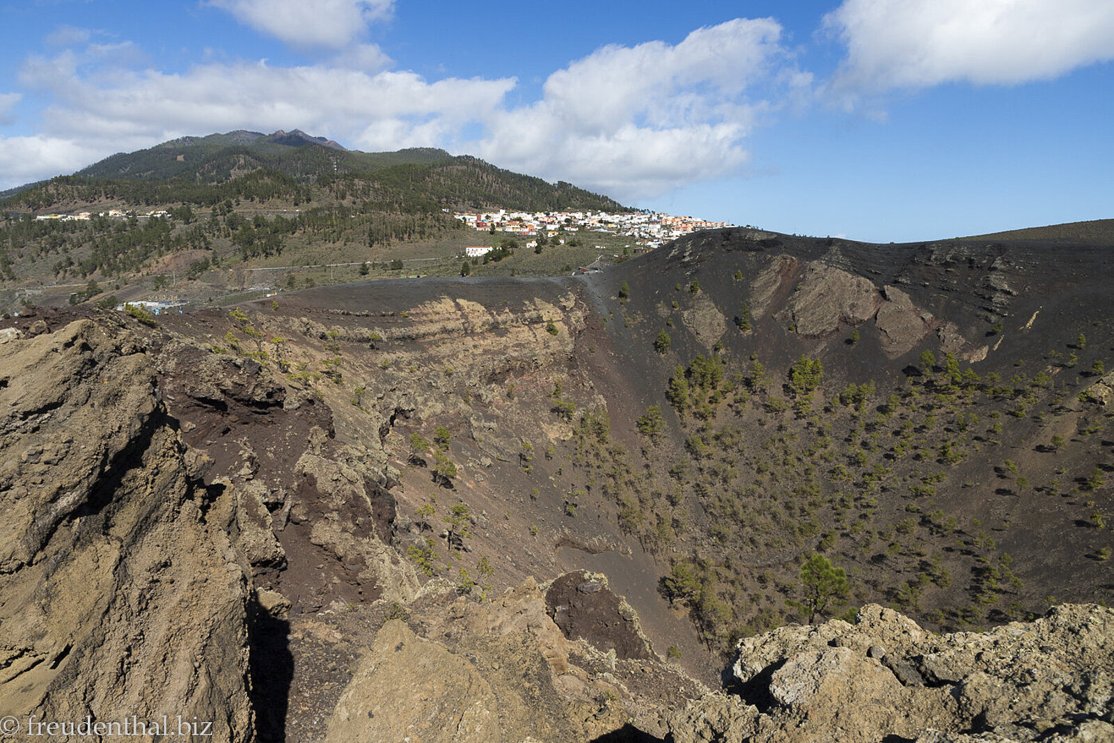 Aussicht über den Krater der Vulkane San Antonio und Teneguía auf der Kanareninsel La Palma