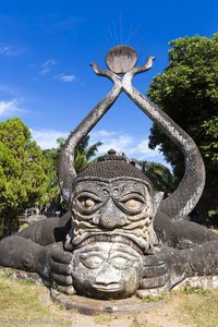 Dämon Rahu verschlingt gerade den Mond - Buddhapark