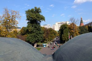 Blick von Brücke zwischen Eingang und Dreifaltigkeitsturm in den Alexander-Garten