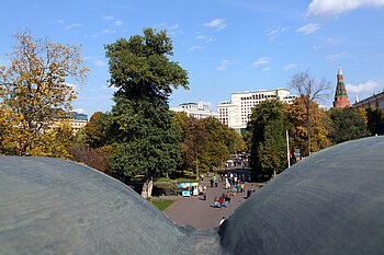 Blick von Brücke zwischen Eingang und Dreifaltigkeitsturm in den Alexander-Garten