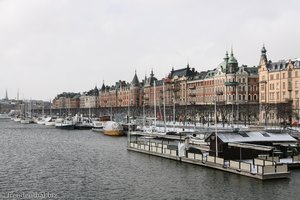 Blick über den Yachthafen nach Östermalm