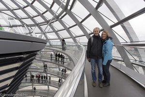 Lars und Anne in der Reichstagskuppel von Berlin