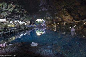 Eine blau schimmernde Lagune in den Jameos del Agua