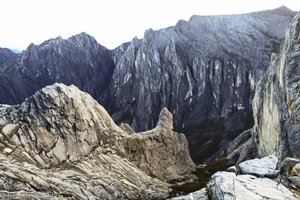 schroffe Felslandschaft in der Gipfelregion des Kinabalu