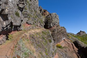 Wanderweg am steilen Fels