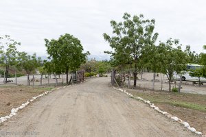 Einfahrt zur Posada Estadero Sol de Verano Doña Lilia in der Tatacoa-Wüste.