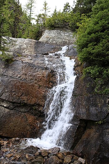 Wasserfall unterhalb vom Lake Agnes