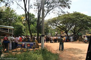 Personenkontrolle der Busfahrenden vor Dambulla