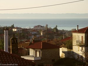 Blick über die Dächer von Nikiti aufs Meer