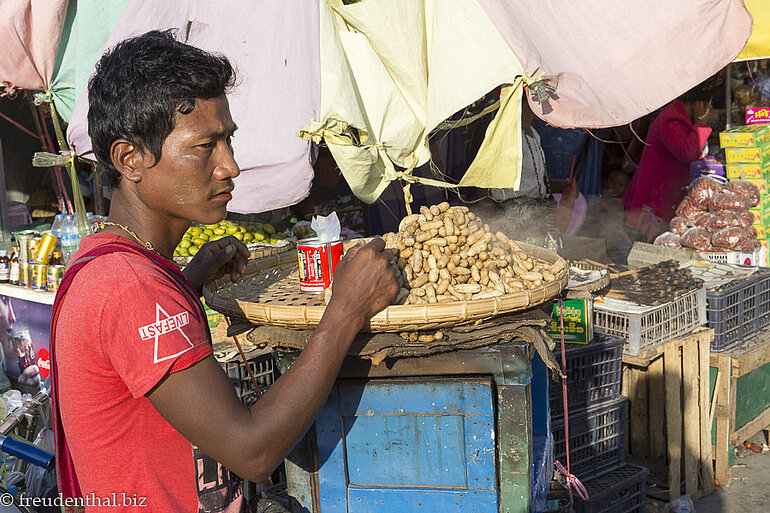 Erdnussverkäufer auf dem Weg nach Mandalay Erdnussverkäufer auf dem Weg nach Mandalay
