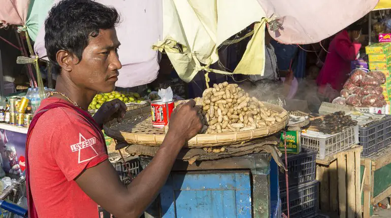 Erdnussverkäufer auf dem Weg nach Mandalay
