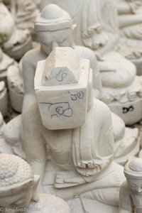 unfertige Buddhafigur mit Würfelkopf