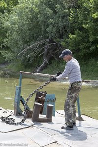 Arbeiter auf der Fähre über den Dnister nach Tiraspol in Transnistrien