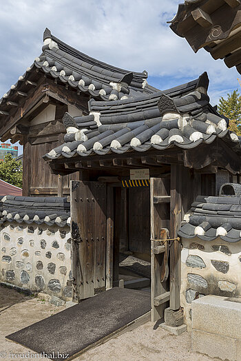 Eingang zu einem Hanok im Namsangol Village